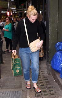 Elle Fanning feet photo thumbnail