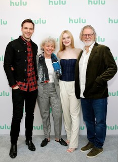 Elle Fanning feet photo thumbnail