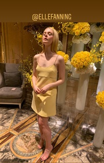 Elle Fanning feet photo thumbnail