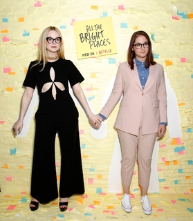 Elle Fanning feet photo thumbnail