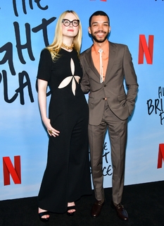 Elle Fanning feet photo thumbnail