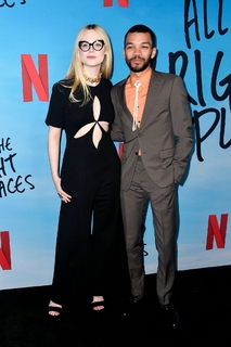 Elle Fanning feet photo thumbnail