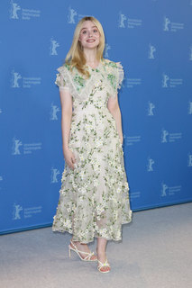 Elle Fanning feet photo thumbnail