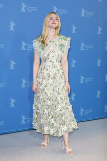 Elle Fanning feet photo thumbnail