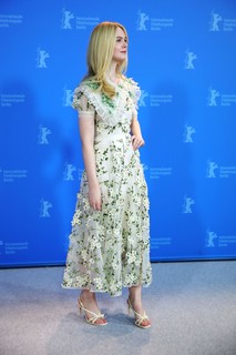 Elle Fanning feet photo thumbnail