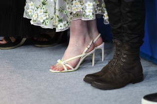 Elle Fanning feet photo thumbnail