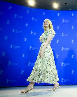 Elle Fanning feet photo thumbnail