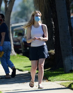 Elle Fanning feet photo thumbnail