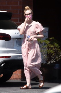 Elle Fanning feet photo thumbnail