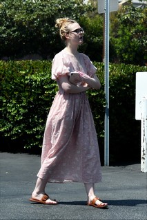 Elle Fanning feet photo thumbnail