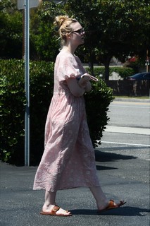 Elle Fanning feet photo thumbnail