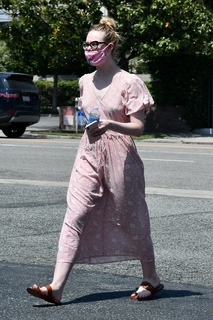 Elle Fanning feet photo thumbnail