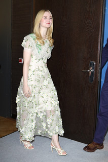 Elle Fanning feet photo thumbnail