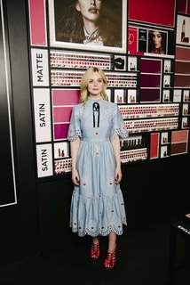 Elle Fanning feet photo thumbnail