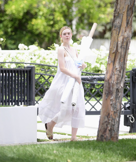 Elle Fanning feet photo thumbnail