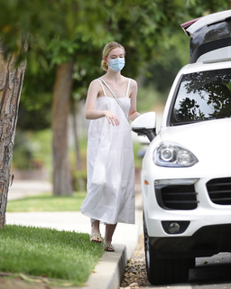 Elle Fanning feet photo thumbnail