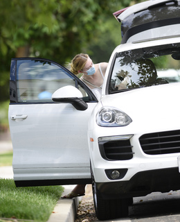 Elle Fanning feet photo thumbnail