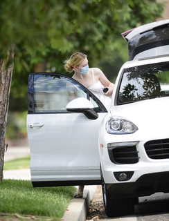 Elle Fanning feet photo thumbnail