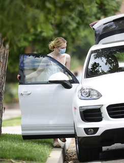 Elle Fanning feet photo thumbnail