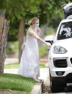 Elle Fanning feet photo thumbnail