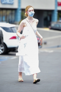 Elle Fanning feet photo thumbnail