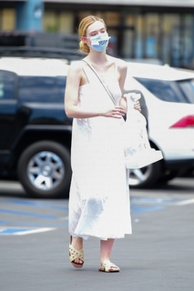 Elle Fanning feet photo thumbnail