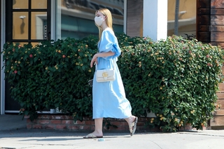 Elle Fanning feet photo thumbnail