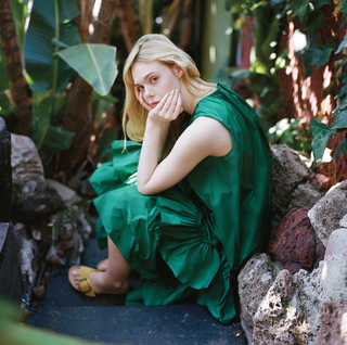 Elle Fanning feet photo thumbnail