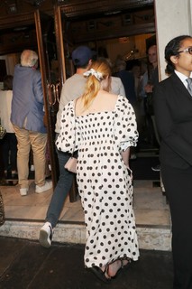 Elle Fanning feet photo thumbnail