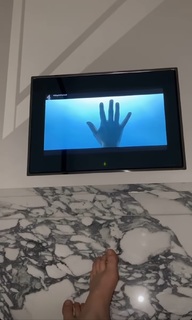 Elle Fanning feet photo thumbnail