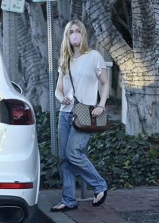 Elle Fanning feet photo thumbnail