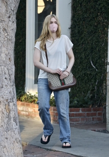 Elle Fanning feet photo thumbnail