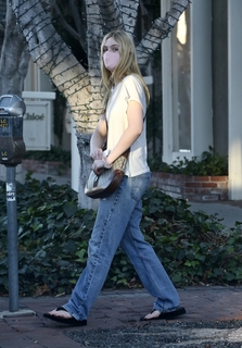 Elle Fanning feet photo thumbnail