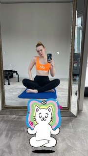 Elle Fanning feet photo thumbnail