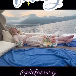 Elle Fanning feet photo thumbnail
