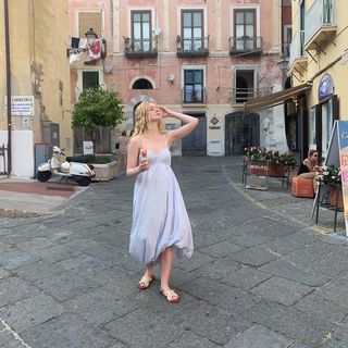 Elle Fanning feet photo thumbnail
