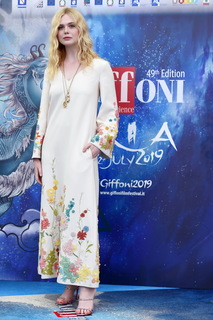 Elle Fanning feet photo thumbnail