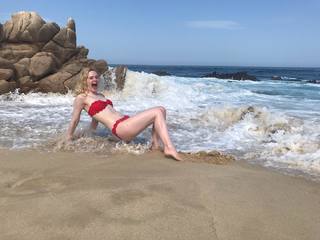 Elle Fanning feet photo thumbnail