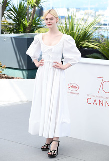 Elle Fanning feet photo thumbnail