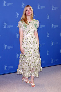 Elle Fanning feet photo thumbnail