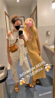 Elle Fanning feet photo thumbnail