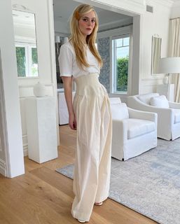 Elle Fanning feet photo thumbnail