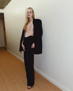 Elle Fanning feet photo thumbnail