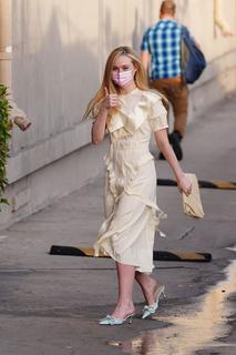 Elle Fanning feet photo thumbnail