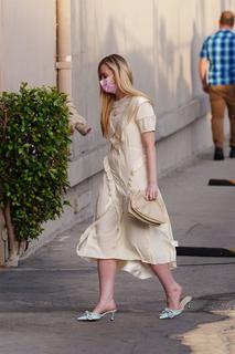 Elle Fanning feet photo thumbnail