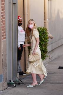 Elle Fanning feet photo thumbnail