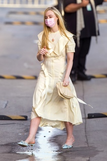 Elle Fanning feet photo thumbnail