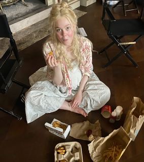 Elle Fanning feet photo thumbnail