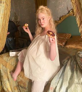 Elle Fanning feet photo thumbnail