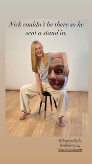 Elle Fanning feet photo thumbnail